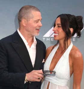Brad Pitt na premieri novega filma z 29 let mlajšim dekletom