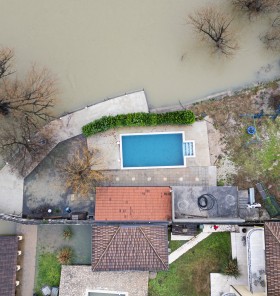 Velimir se je prebudil in krenil na stranišče, a končal v vodi (video)
