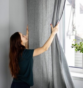 Največja napaka pri obešanju zaves, ki pomanjša sobo