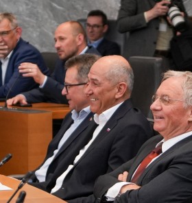 SDS in NSi skovali načrt, ki bo razjezil sindikate