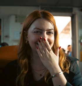Zakaj nas kompliment tako hitro spravi v zadrego