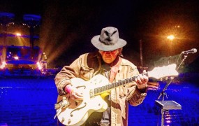 Glasbenik Neil Young bo tožil Trumpa, ker ta med volilno kampanjo uporablja njegove pesmi