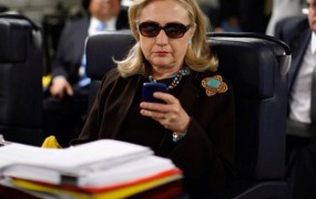 Clintonova znova v težavah zaradi elektronske pošte