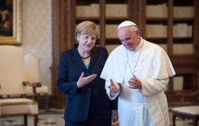 Papež: Merklova me je jezna klicala