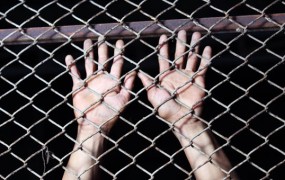 Mati dečka, ki ga je posilil migrant: S posiljevalcem naj obračunajo drugi zaporniki!