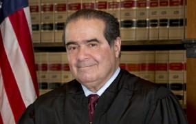 Umrl je konservativni vrhovni sodnik ZDA Antonin Scalia 