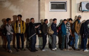 Avstrijski obrambni minister: Avstrija ne bo postala čakalnica za sto tisoče beguncev