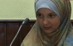 Mladoletna muslimanska migrantka (15) zahrbtno zabodla policista