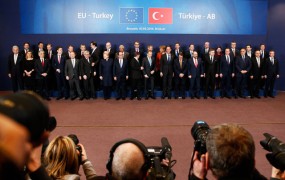 Turčija v Bruslju od EU zahteva dodatne milijarde in sprejem beguncev iz Turčije