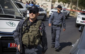 V seriji napadov z noži v Izraelu ubiti štirje napadalci in ena žrtev
