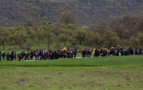 Makedonci Grkom vračajo migrante in novinarje, ki so se prebili čez mejo