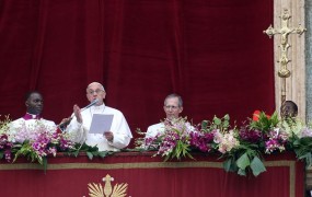 Papež v velikonočnem blagoslovu pozval h končanju nasilja in pomoči beguncem