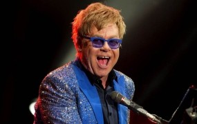 Elton John po odpovedi glasu nadaljuje s turnejo