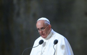 Papež: Cerkev mora biti bolj razumevajoča do "nepopolnih" katoličanov
