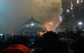 V eksploziji in požaru v indijskem templju več kot 100 mrtvih