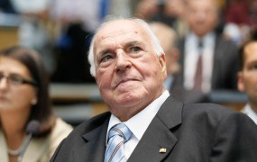 Helmut Kohl svojo "deklico" Angelo Merkel svari pred sprejemom milijonov migrantov