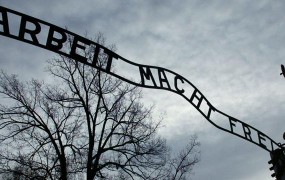 Paznik iz Auschwitza se je opravičil, morilci iz Hude Jame in Kočevskega Roga molčijo