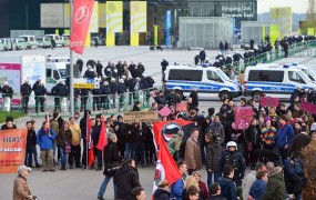 V Nemčiji aretirali 400 levičarjev, ki so skušali zmotiti kongres AfD