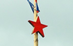 Na Kočevskem velikanska rdeča zvezda, večja od zastav Slovenije in EU