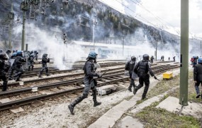 Bitka za prelaz Brenner: levičarski skrajneži z ognjem nad policijo