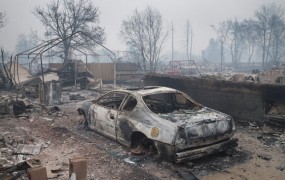 Ognjeni pekel v Kanadi: gasilci lahko le molijo za dež
