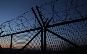Madžarska utrjuje ograjo na meji s Srbijo