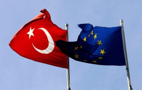 Turčija EU spet grozi s prekinitvijo dogovora o migrantih
