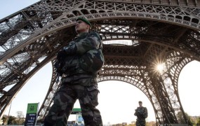 Zaradi nasilnih sindikalnih protestov morali v Parizu zapreti Eifflov stolp