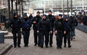 Policista in soprogo ubil novopečeni pripadnik IS; v Parizu aretirali še tri osumljence
