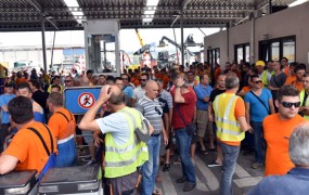 Luka Koper: delavci blokirali vhod v pristanišče; SDH umaknil predlog za menjavo nadzornikov