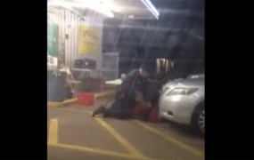 VIDEO: Policista ustrelila osumljenca, ki je bil že na tleh v prijemu