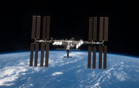 Na ISS poletela trojica astronavtov