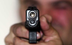 V Prištini prepirljivca potegnila pištole - v paniki poškodovanih 42 ljudi