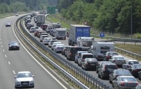 Na slovenskih cestah že dopoldne več gneče kot ob običajnih nedeljah