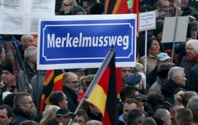 Tisoči Nemcev na ulice: Stran z Merklovo!
