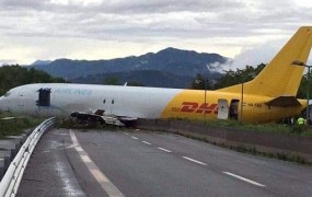 FOTO: Ko letalo med pristankom zapelje še na cesto