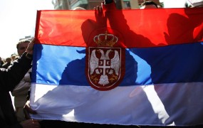 Srbi besni zaradi sežiga srbske zastave v Kninu 