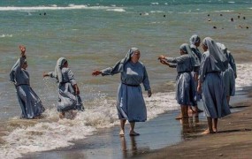 Imam iz Firenc objavil fotografijo nun na plaži: Tudi kristjani si zakrivajo telo