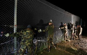 Orban bi iz ograje na meji rad naredil čisto pravi zid
