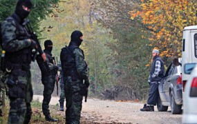 Drama v Srbiji: ob vzklikih »Allahu Akbar« z mačeto napadel policijo