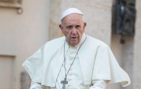 Papež daroval mašo v spomin na umorjenega francoskega duhovnika