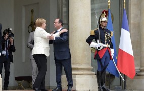 Merklova in Hollande za jasen načrt za okrepitev EU