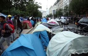 Pariška policija začela prazniti tabor s 1500 migranti