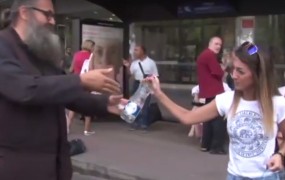 Lepa gesta: novinarji Kurirja nasprotnikom parade ponosa delili hrano in pijačo (VIDEO)