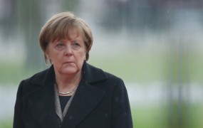 Pritisk na Merklovo se po berlinskih volitvah še stopnjuje