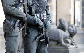 Umrl policist, ki ga je hudo ranil nemški neonacist