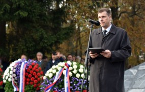 Sušnik ob pokopu žrtev iz Hude jame: Slovenci smo razklani, ker nekateri zločina ne vidijo in ne priznajo