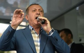 Erdogan zaradi udara odpustil novih 10.000 javnih uslužbencev, zaprl 15 medijev