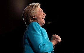 Tik pred volilnim dnem je FBI Hillary Clinton znova oprala suma