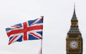 Britanski parlament sprejel zakon o začetku brexita